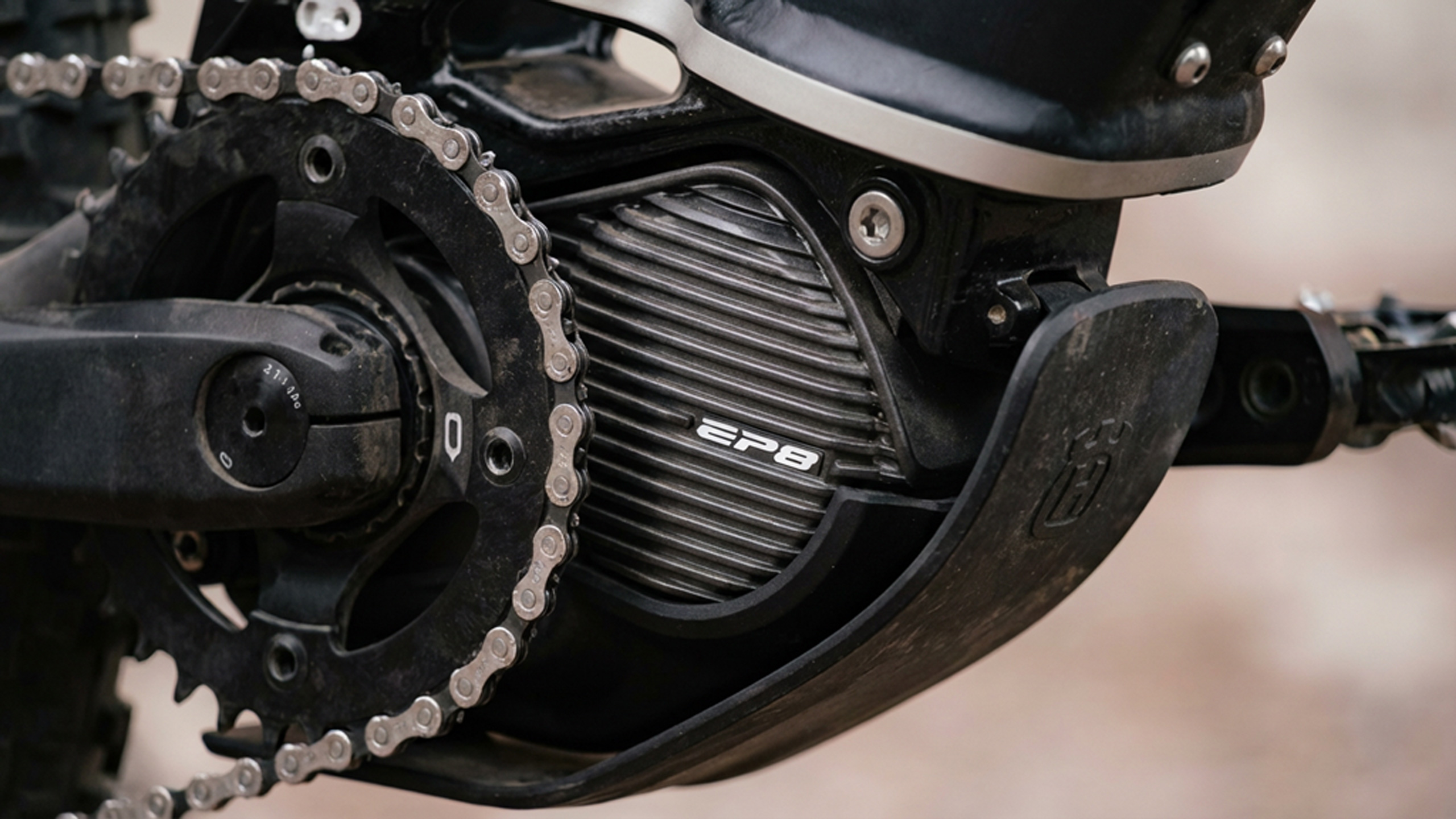 Porównanie wizualne jednostek napędowych Shimano EP6 i EP801 — zbliżenie na okolice suportu obu napędów, różnice w budowie i zastosowaniu.