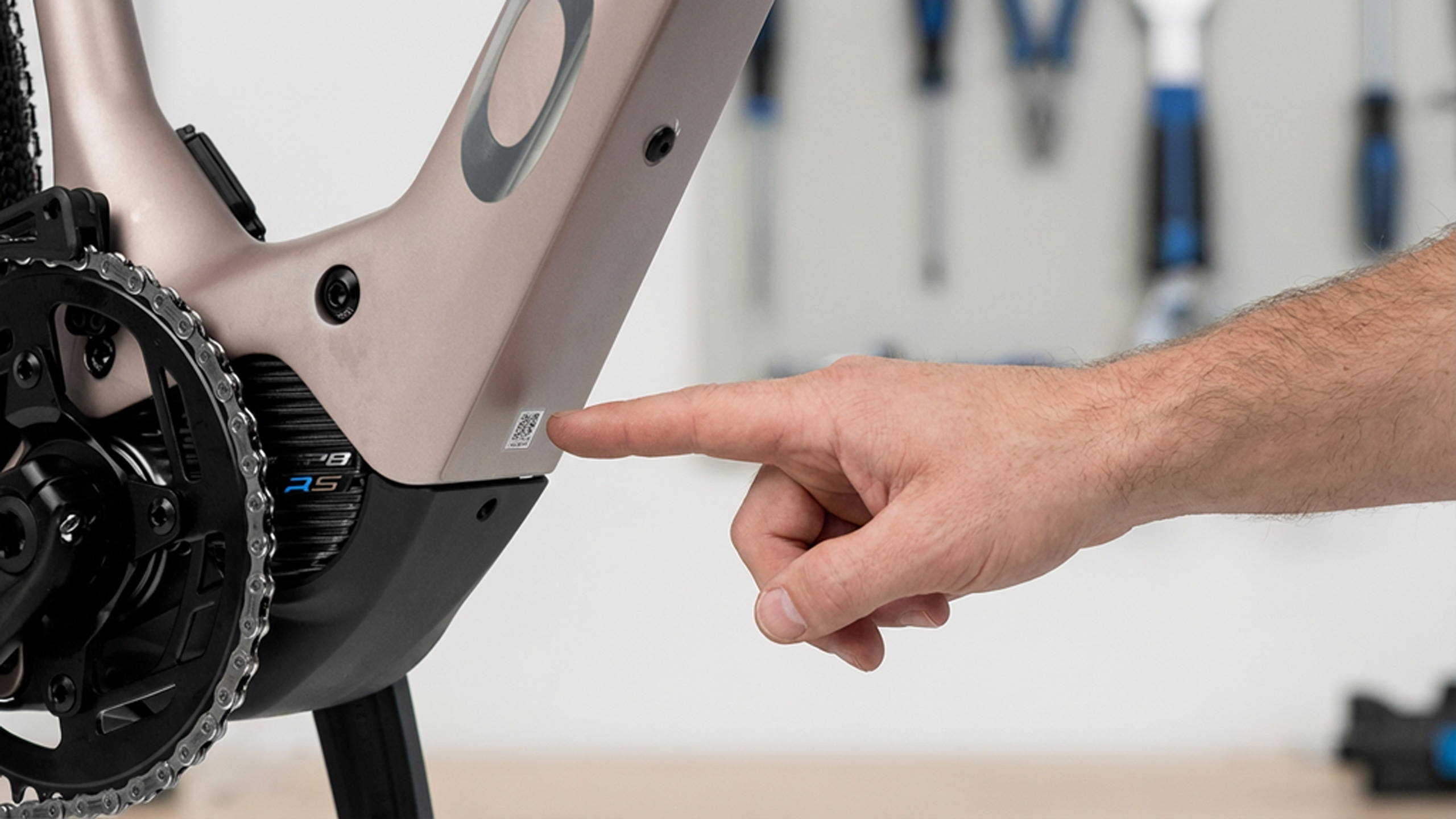 E-bike z widoczną jednostką napędową Shimano — sprawdzenie modelu silnika (EP6 lub EP801) przed wyborem konfiguracji i oferty.