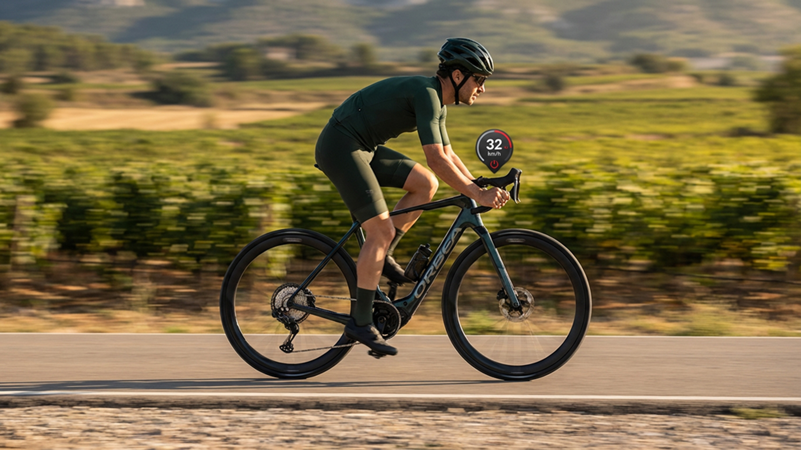 Rowerzysta na e-bike w ruchu na płaskim odcinku — jazda w tempie, moment gdy wspomaganie się odcina; wyższy limit poprawia komfort.